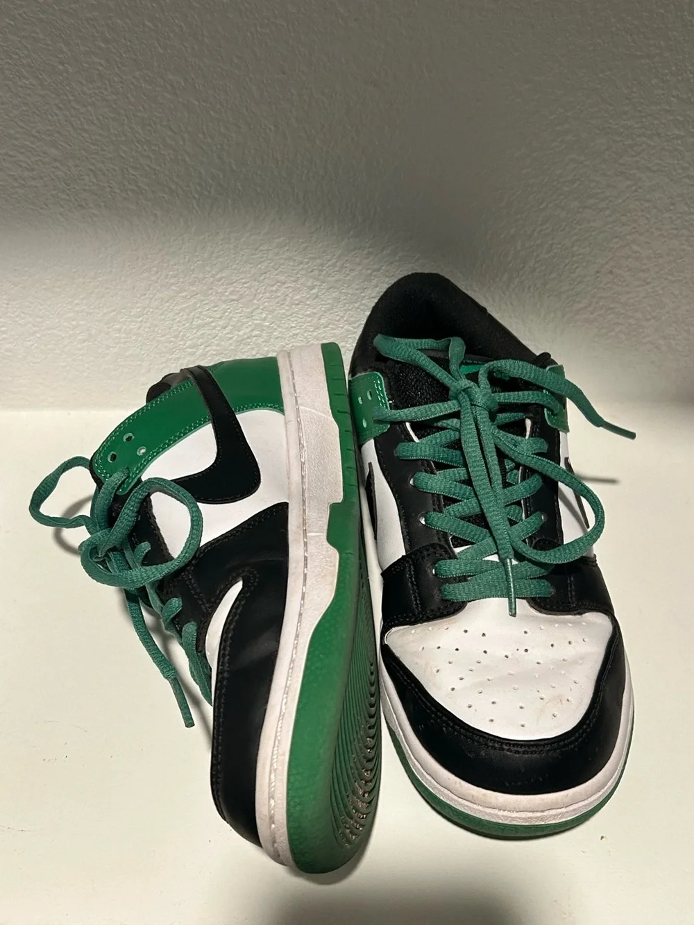 Nike Low Top Sneakers in White, Black & Green